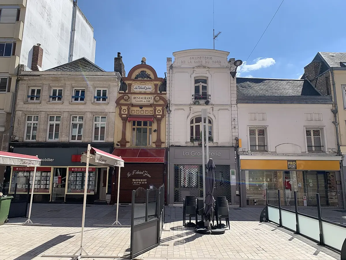 Une place d’Amiens bordée d’immeubles anciens et de terrasses