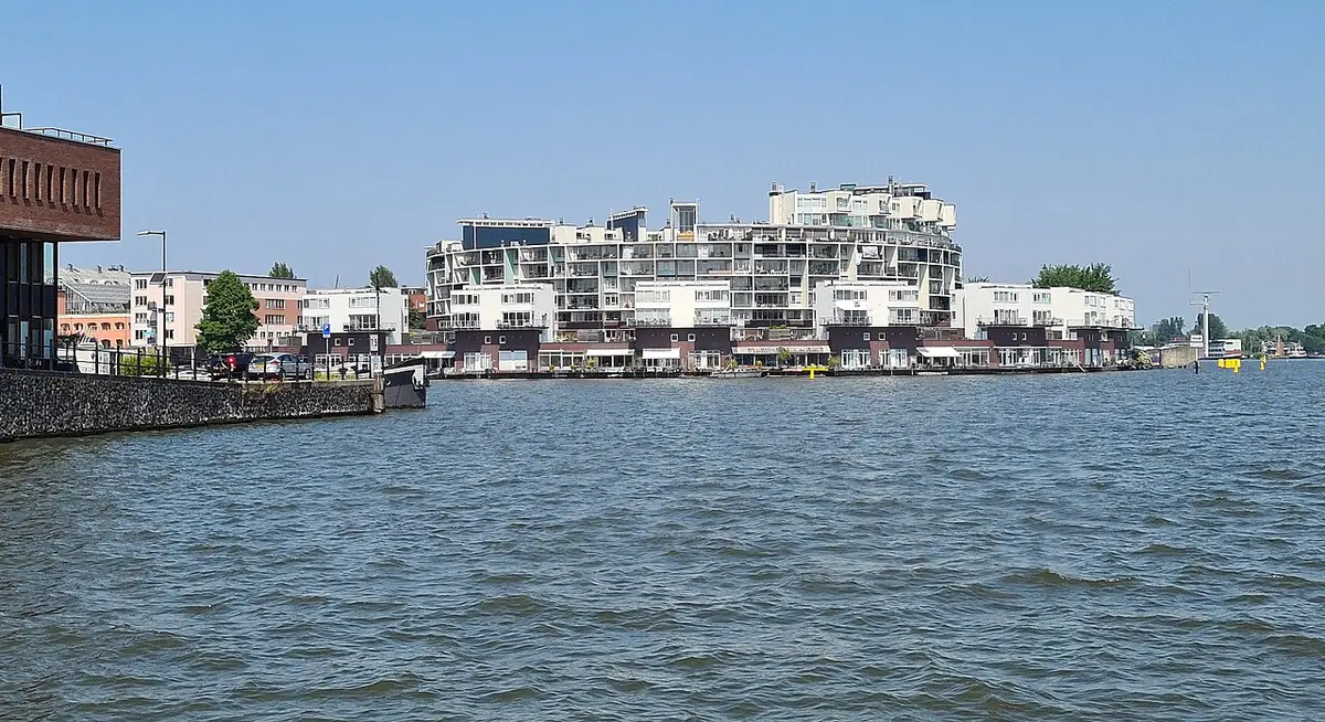 Les immeubles du KNSM-eiland reflétés dans l’eau, à Amsterdam
