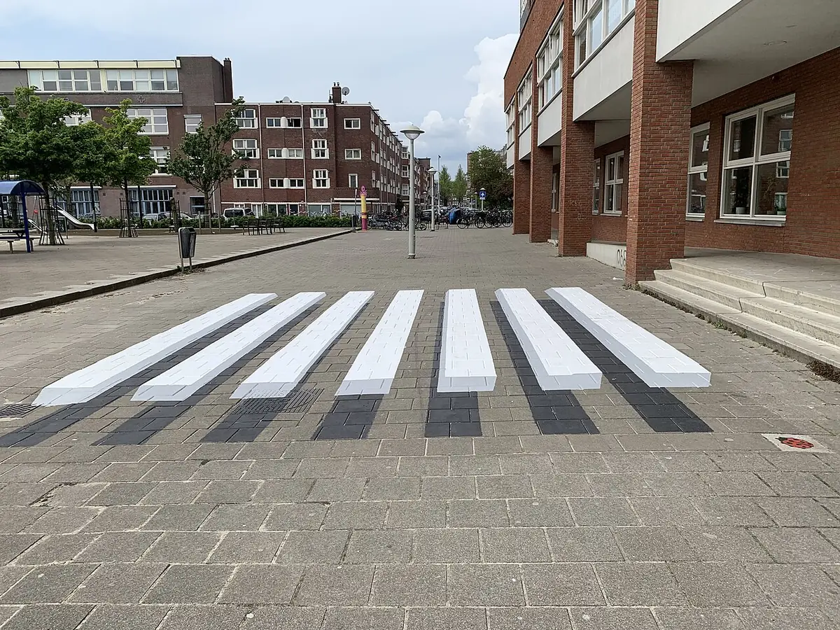 Un passage piéton en trompe-l’œil dans une rue résidentielle d’Amsterdam