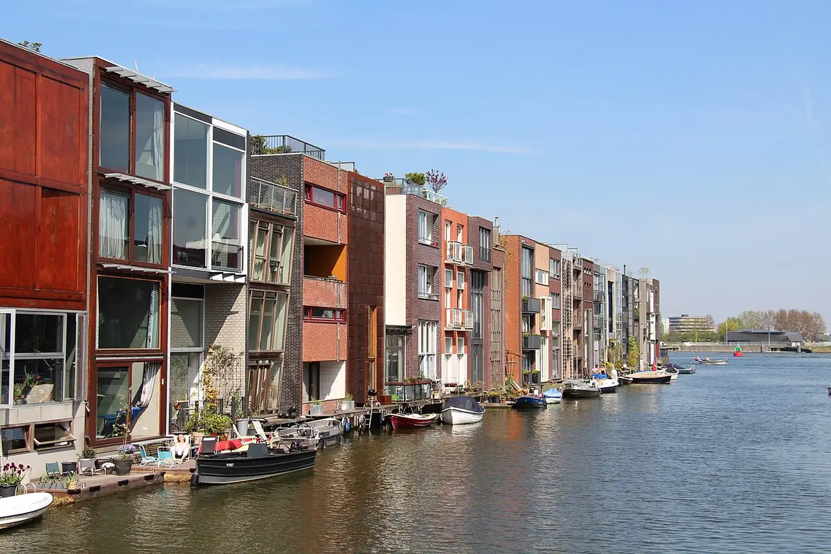 Des maisons contemporaines colorées le long du canal, quartier de Borneo-eiland