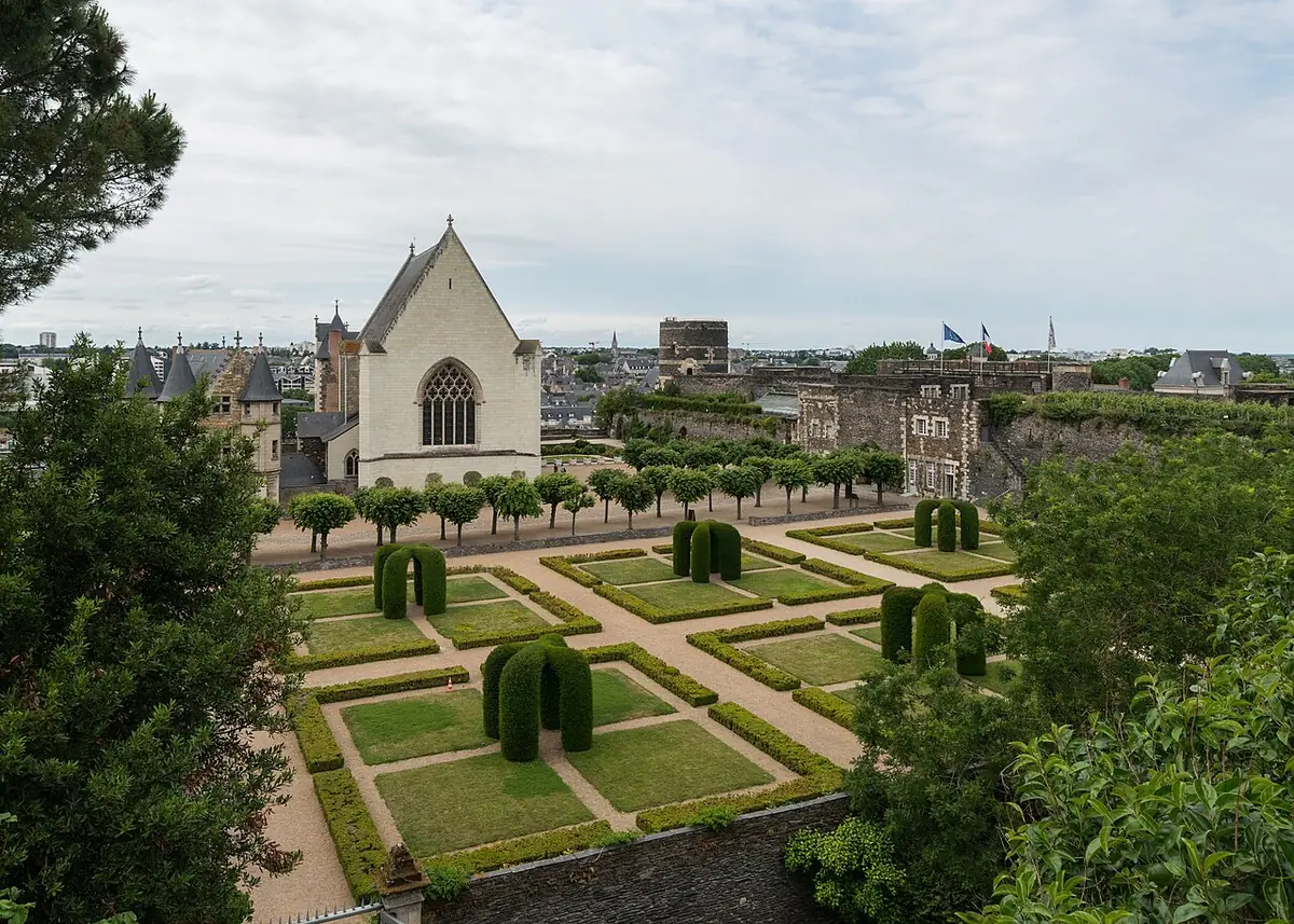 Les jardins du château d’Angers, avec leurs topiaires soignés