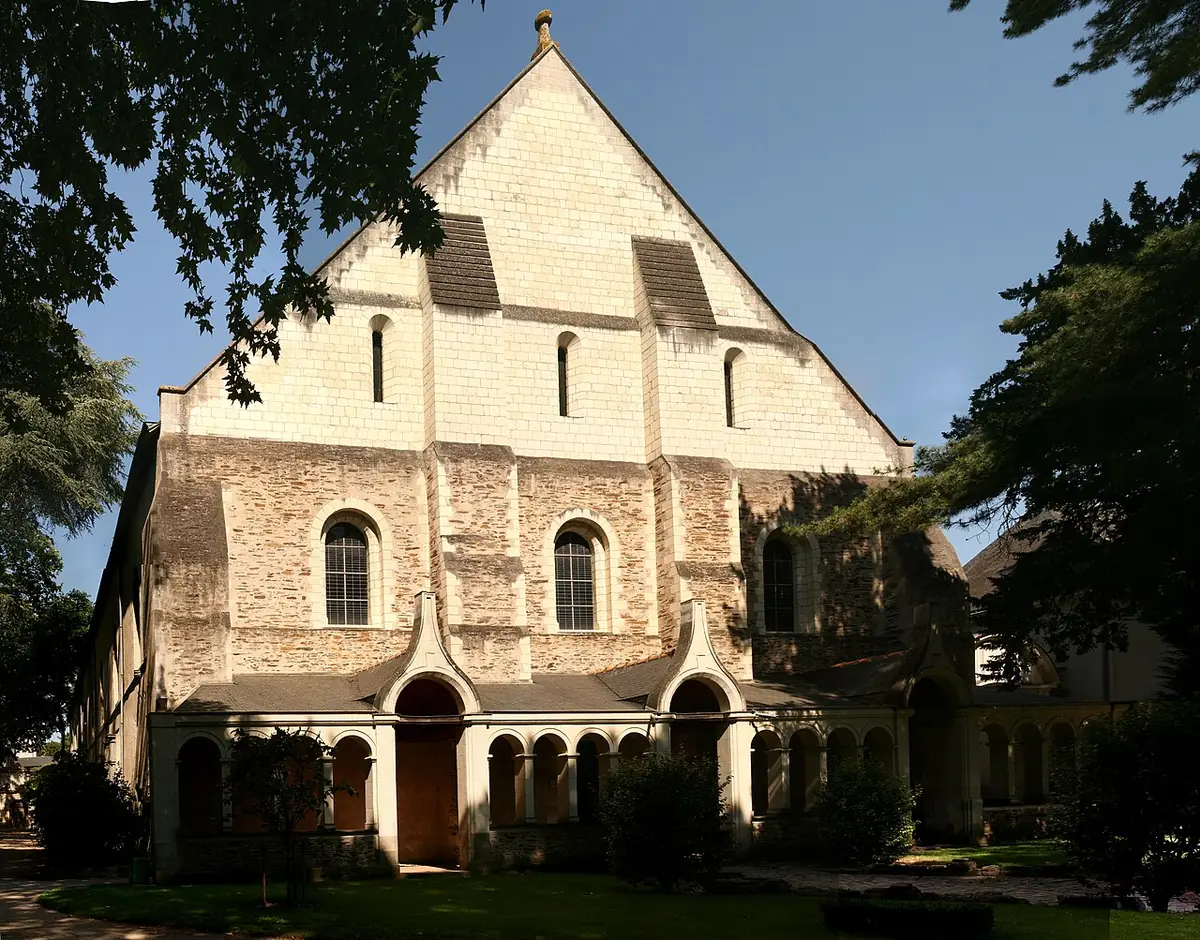 La façade gothique de l’hôpital Saint-Jean, pierre claire et arcades
