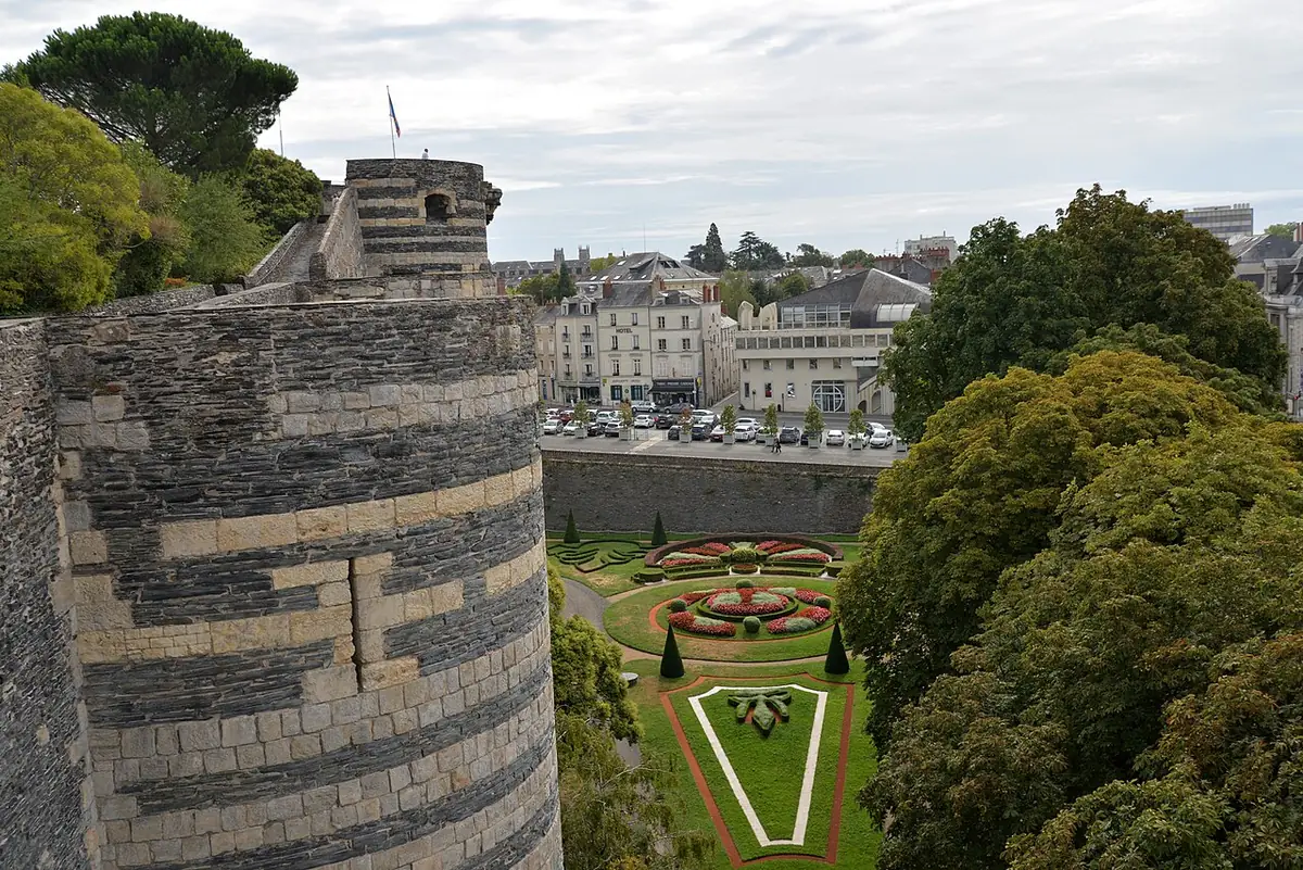 Vue depuis les remparts du château d’Angers, jardins et ville en contrebas