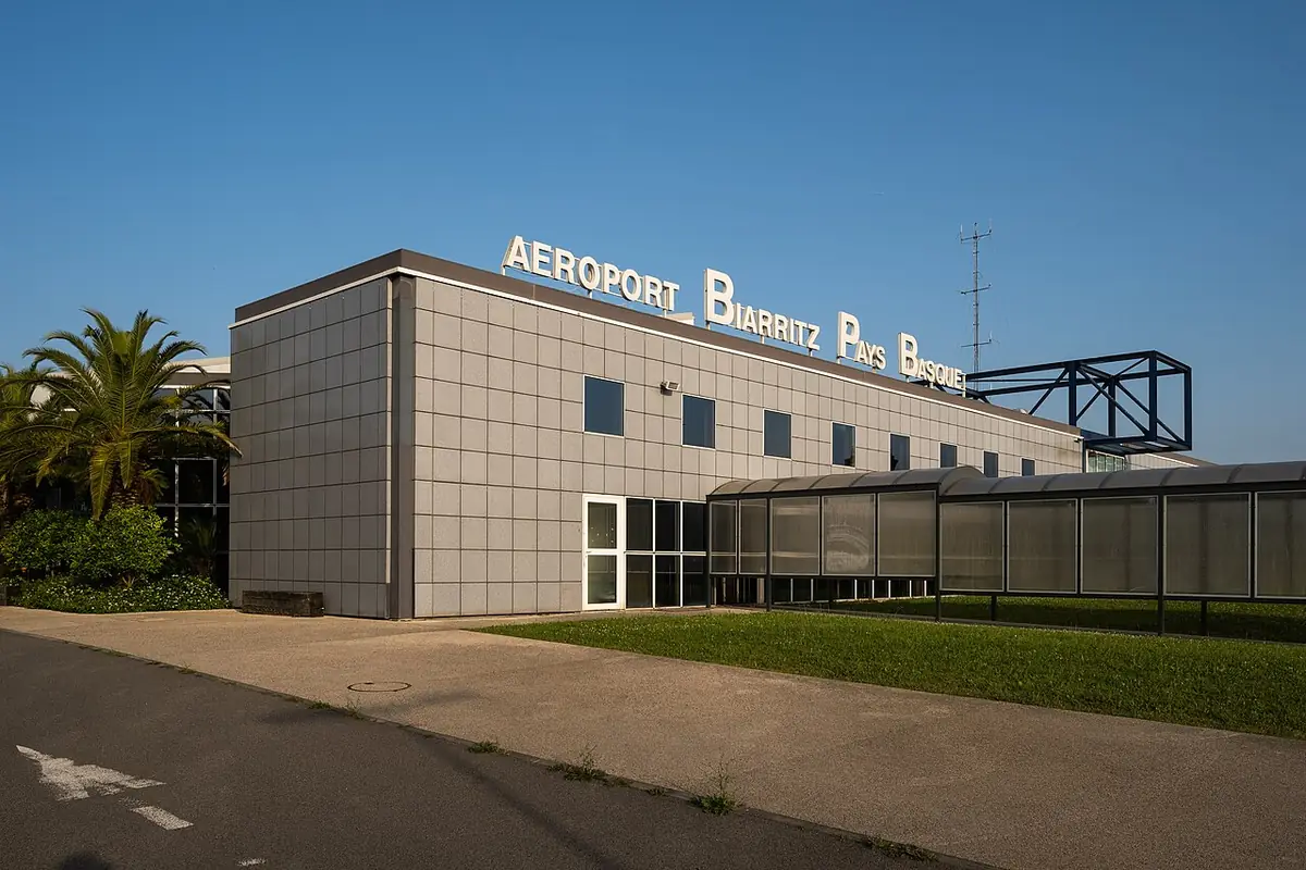 L’aéroport de Biarritz Pays Basque, façade moderne et palmiers