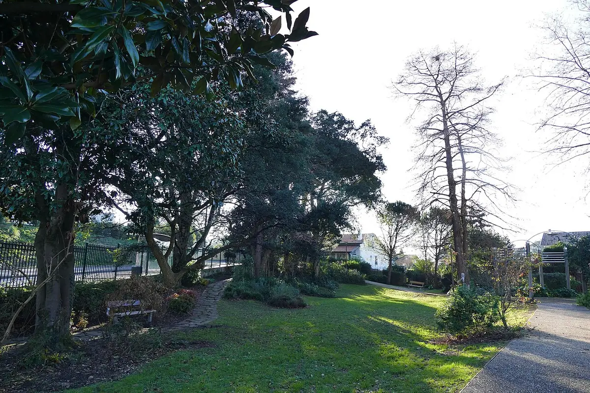 Le jardin Marcel Dufourg, pelouse et arbres à Anglet