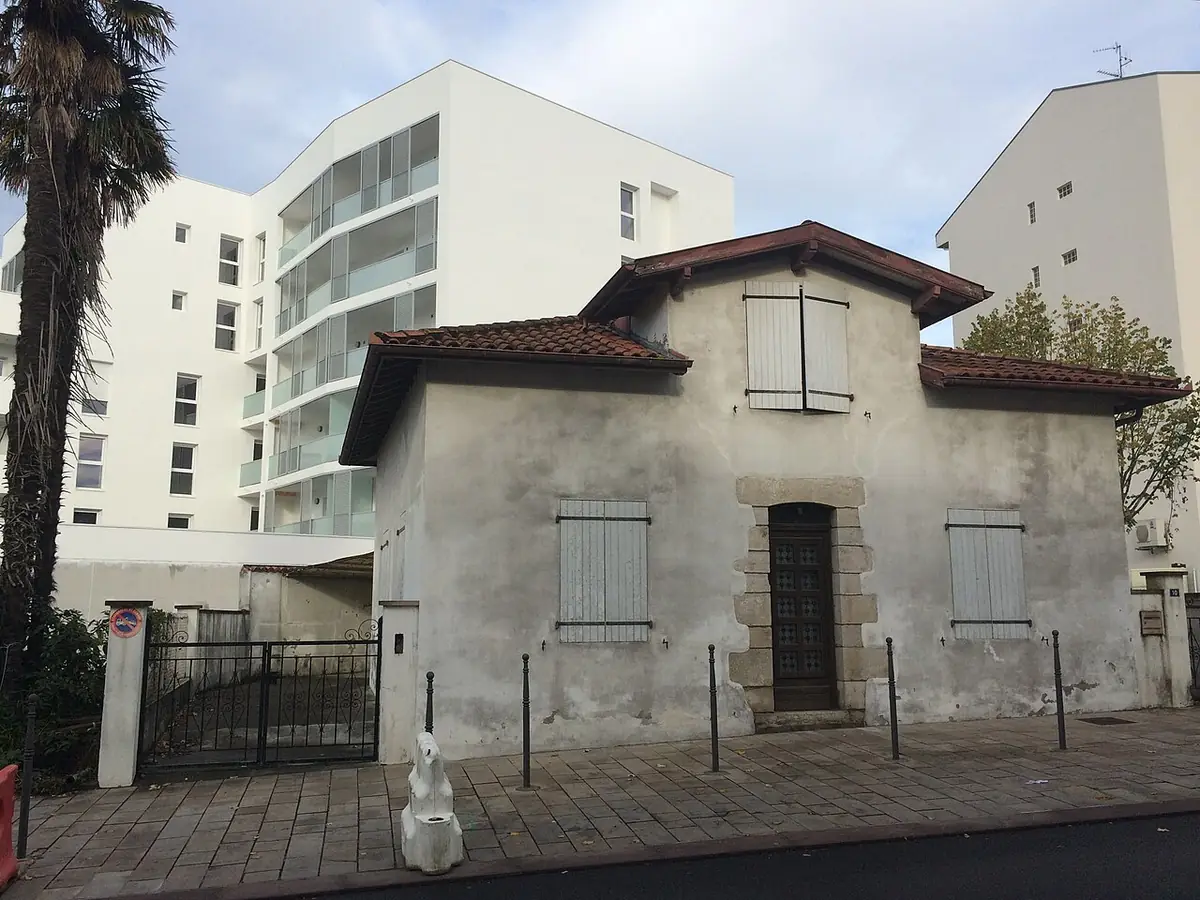 Une villa blanche au toit de tuiles, dans le centre d’Anglet