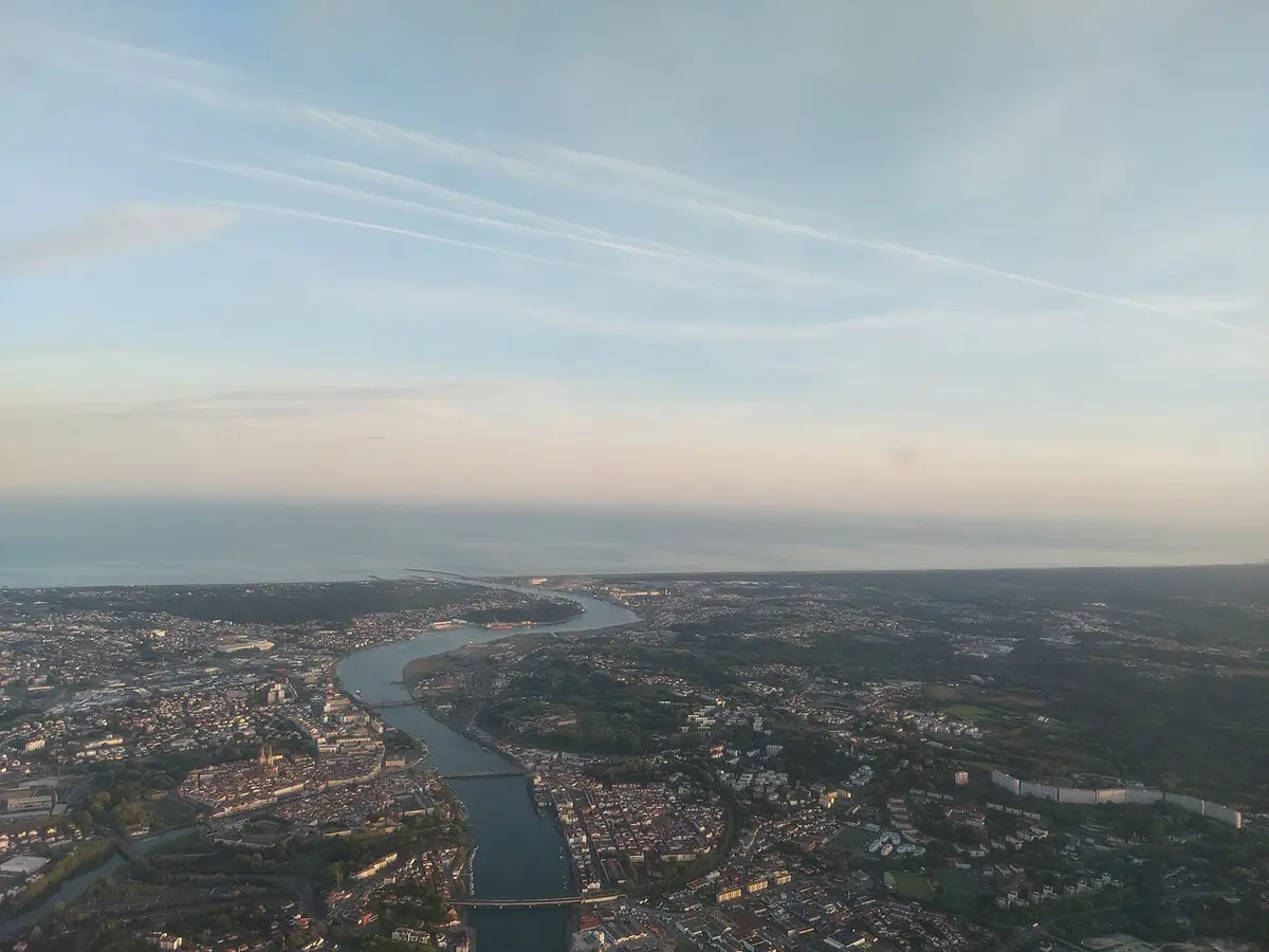 Vue aérienne du littoral d’Anglet au crépuscule, depuis un avion
