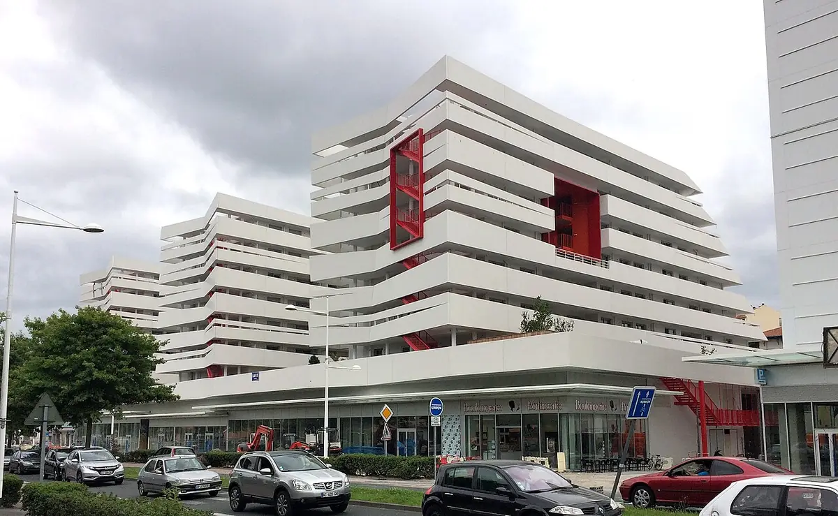 Un immeuble résidentiel contemporain à Anglet, façade rouge et blanche