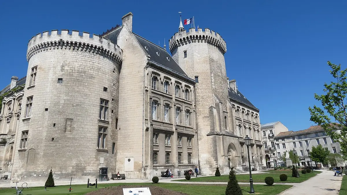 L’hôtel de ville d’Angoulême, façade à tourelles de style château