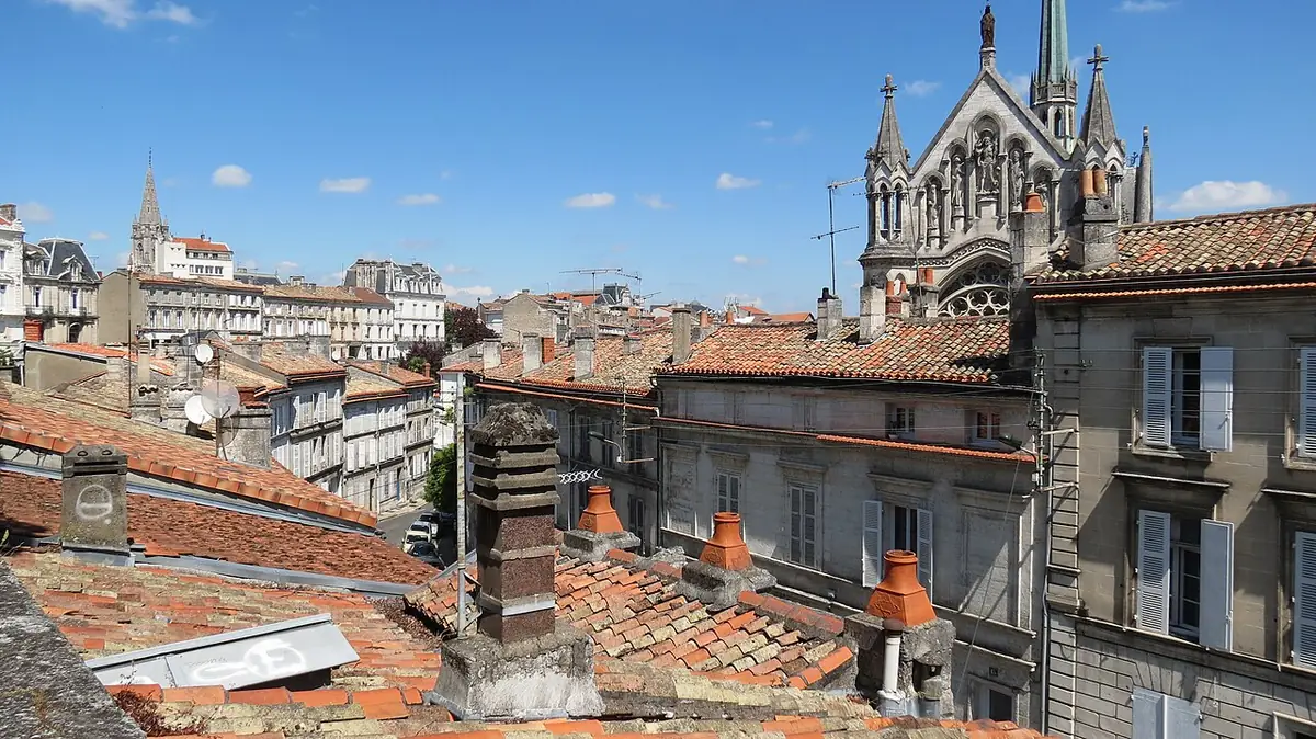 Les toits de tuiles du vieil Angoulême, avec la cathédrale au loin