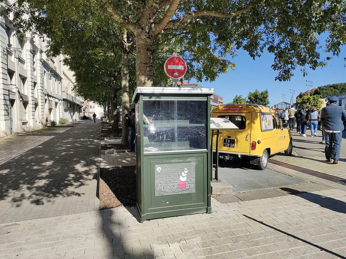 Une rue ombragée du centre d’Angoulême, animée par les passants