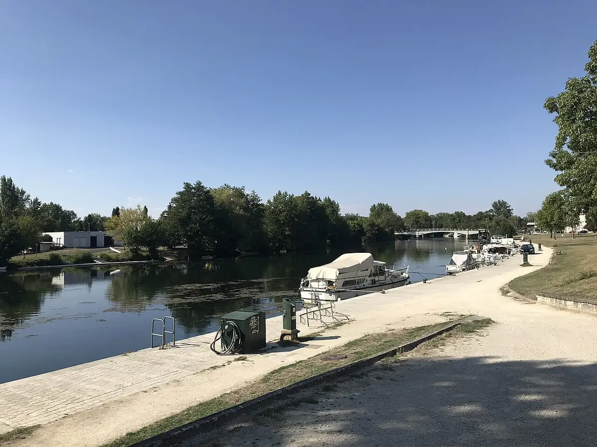 Les berges de la Charente à Angoulême, bateaux amarrés au calme