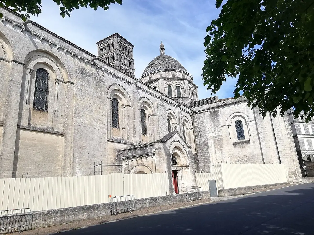 La cathédrale Saint-Pierre d’Angoulême, façade romane et coupole