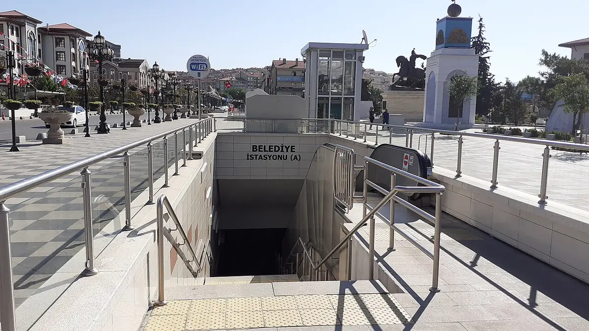 L’entrée du métro Belediye, avec statue et immeubles en arrière-plan