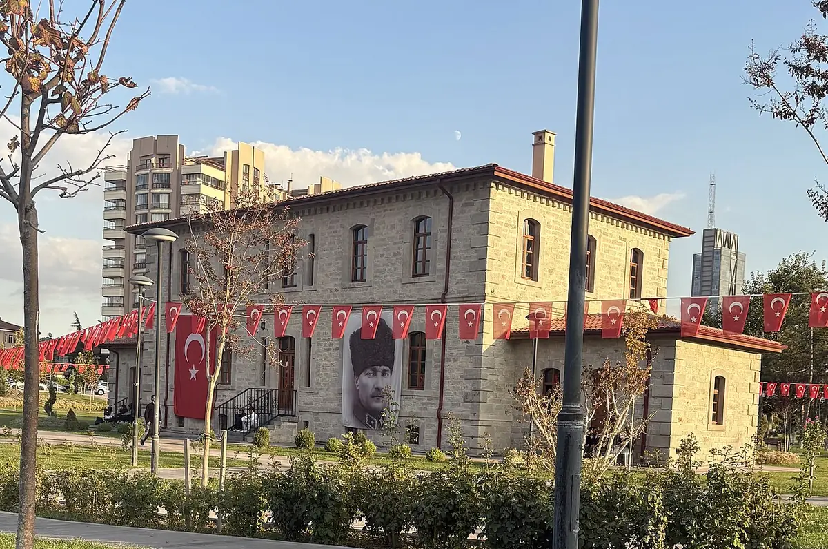 L’ancien Eski Çoban Mektebi entouré de tours modernes à Ankara