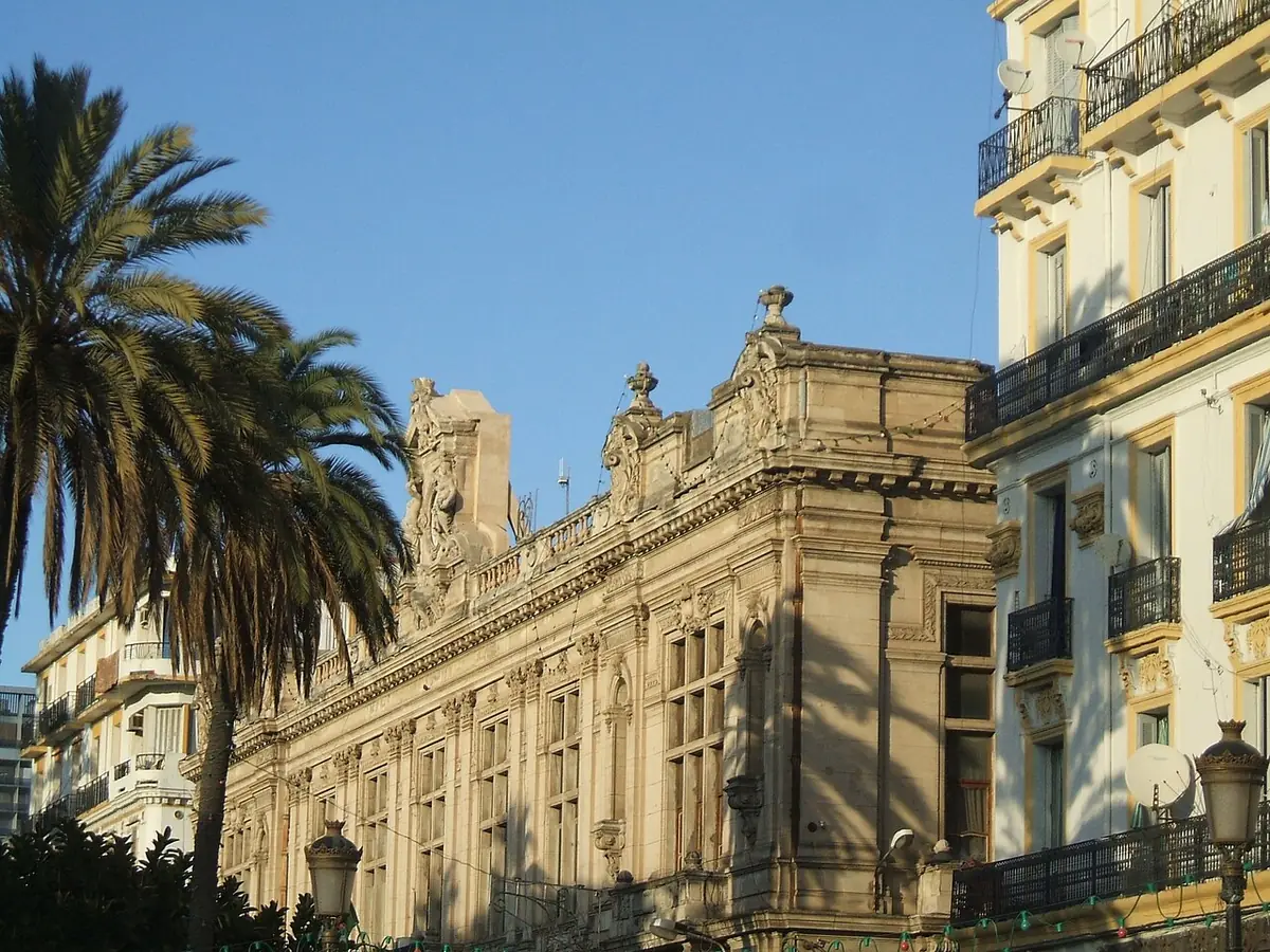 Un immeuble à l’architecture coloniale, palmier en façade, à Annaba