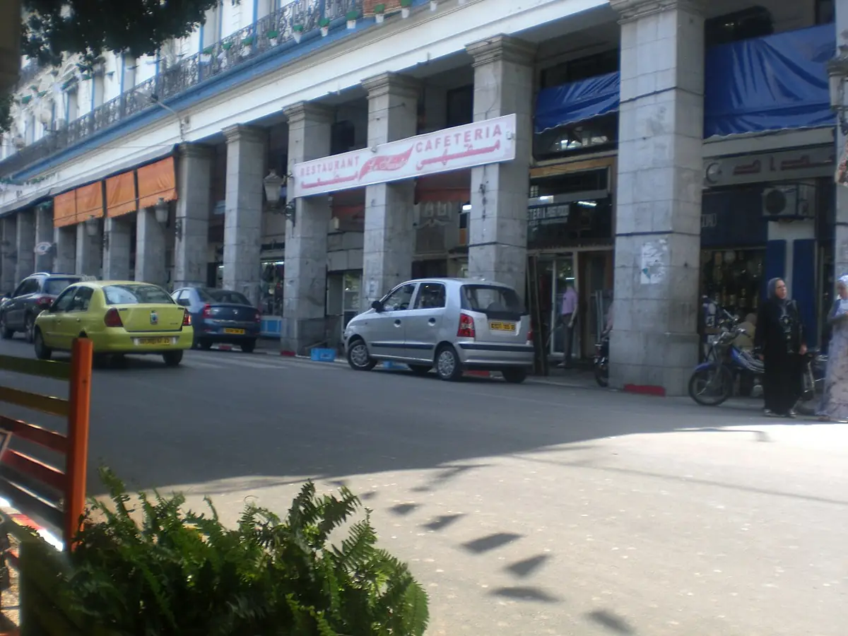 Une rue à arcades du centre d’Annaba, commerces et passants