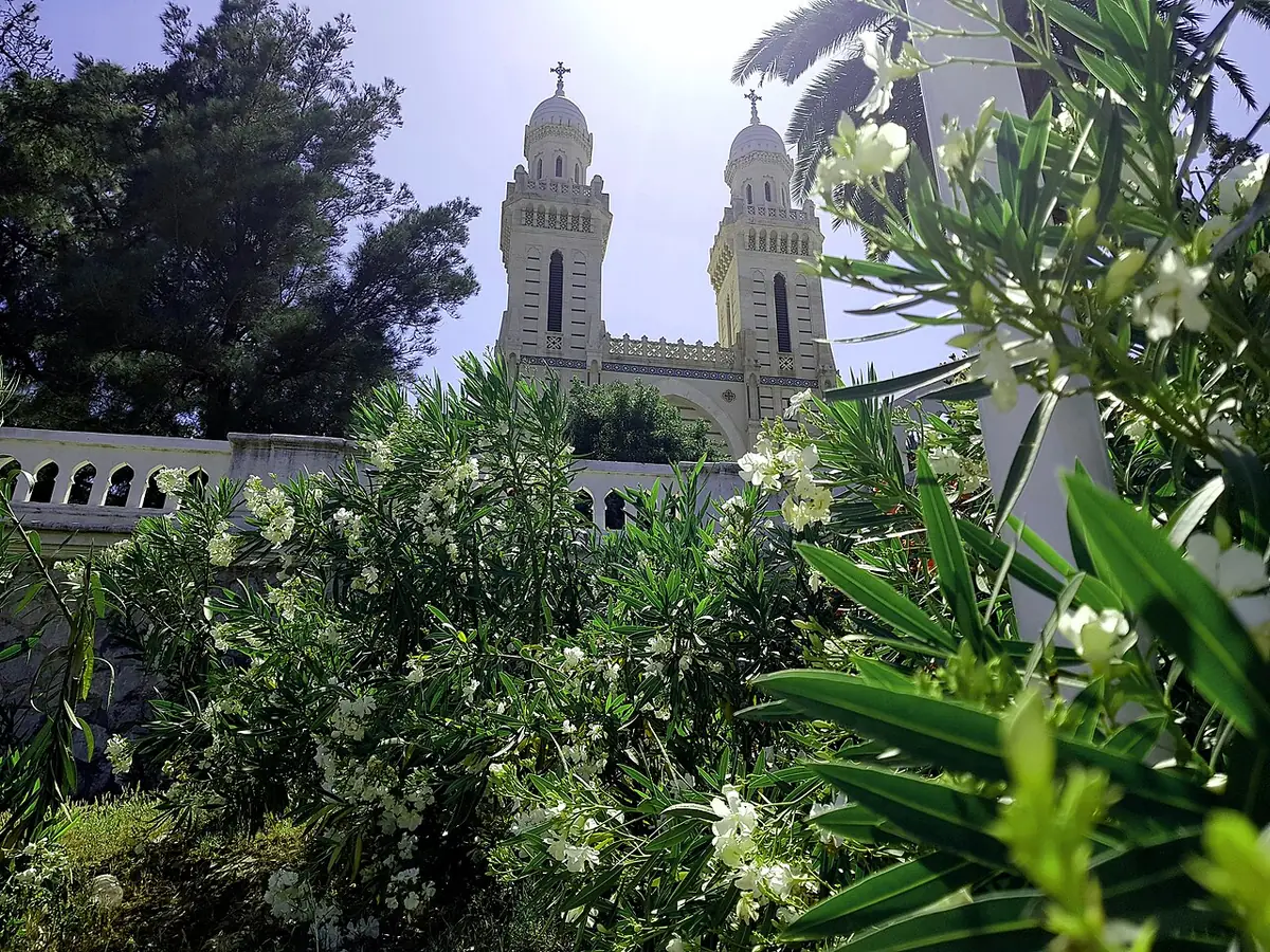 La basilique Saint-Augustin d’Annaba, ses tours blanches dans la verdure