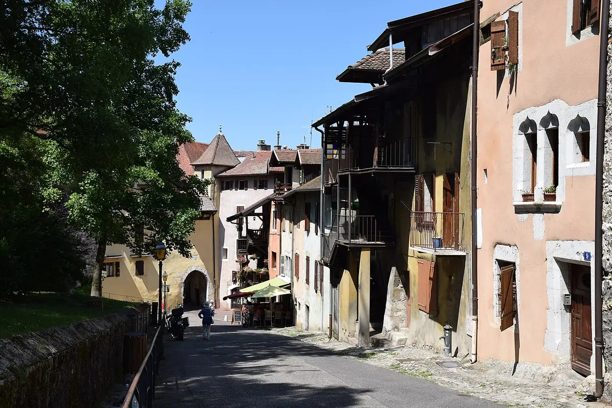 La rue de la Côte Perrière dans la vieille ville d’Annecy