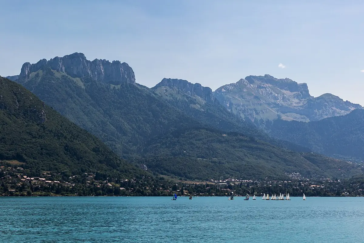 Le lac d’Annecy et le massif des Bornes en arrière-plan