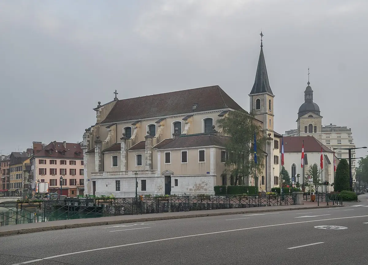 L’église Saint-François-de-Sales à Annecy, sa tour dominant la rue