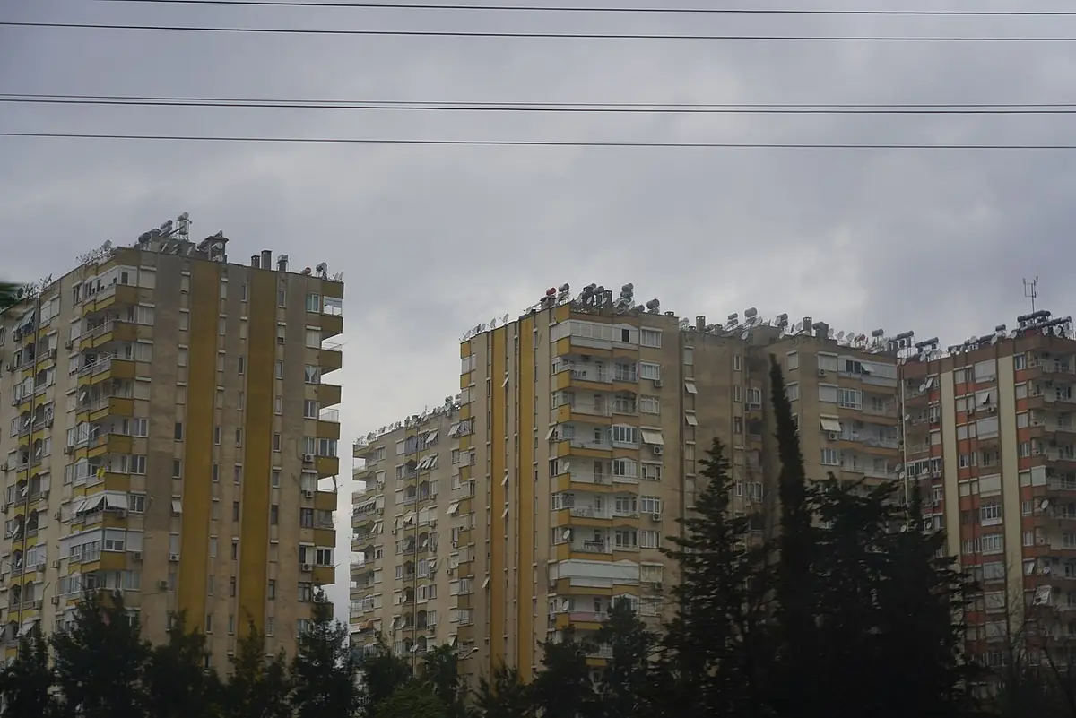 Des tours d’habitation jaunes et blanches, typiques d’Antalya
