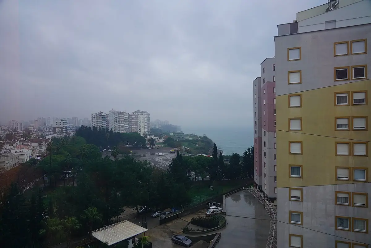 Un immeuble résidentiel sur les hauteurs d’Antalya, mer en arrière-plan