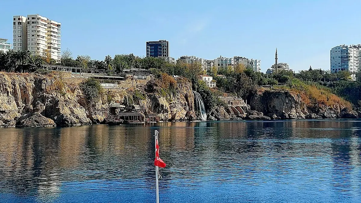 La côte rocheuse d’Antalya vue depuis les falaises, mer calme en contrebas