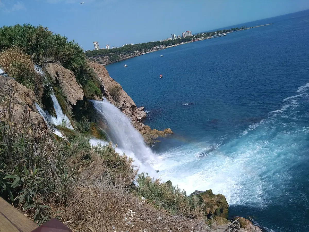 La cascade de Düden se jetant dans la mer depuis une falaise, à Antalya