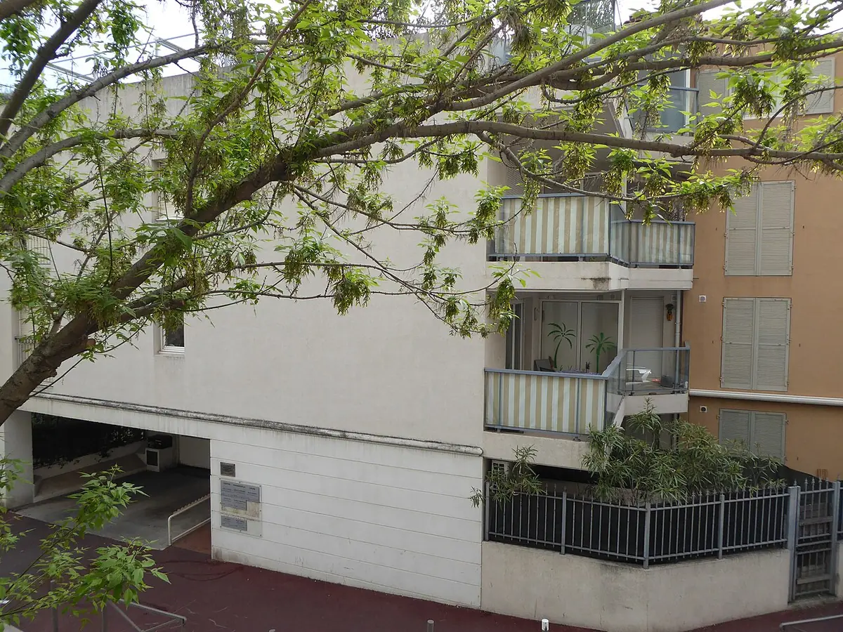 Un immeuble résidentiel avec balcons et jardin, à Antibes