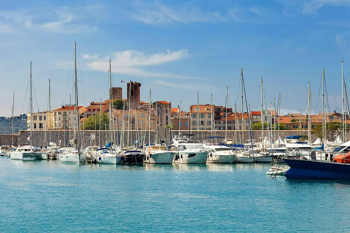 Le port Vauban d’Antibes, voiliers amarrés devant la vieille ville