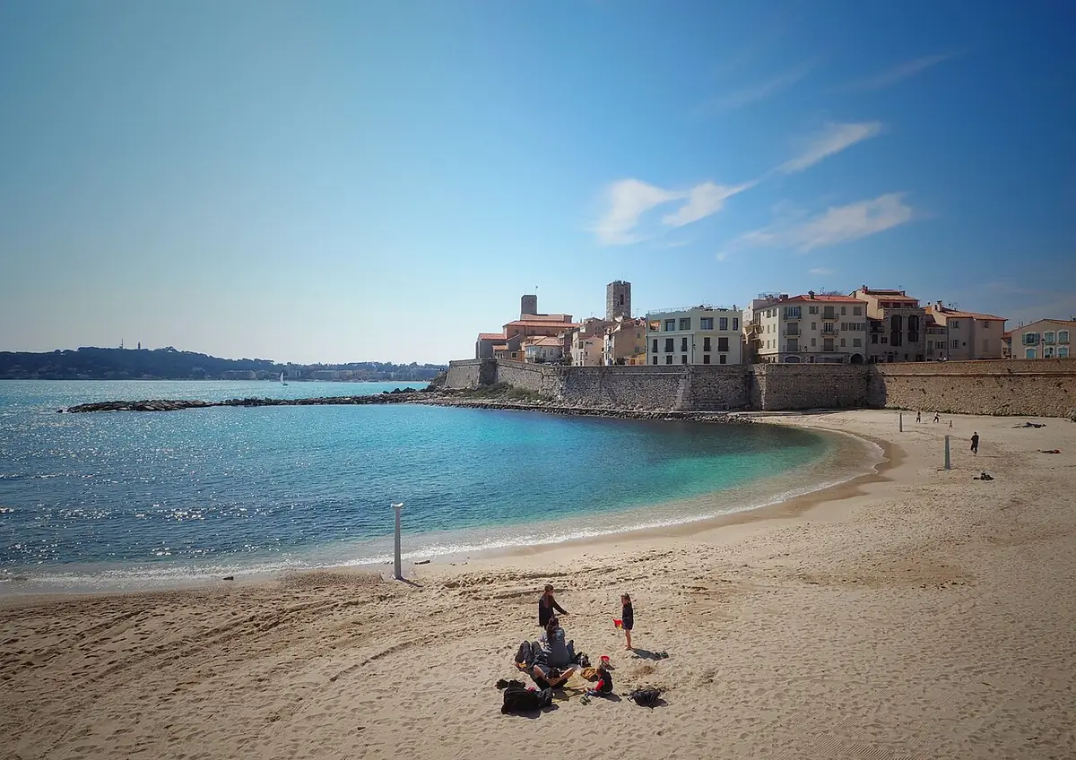 La plage de la vieille ville d’Antibes, remparts et eau turquoise