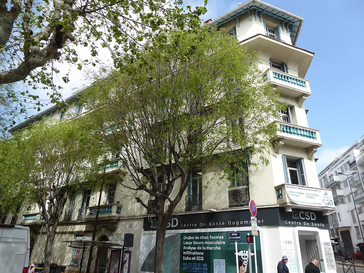 Un immeuble avec commerces en rez-de-chaussée, dans une rue d’Antibes