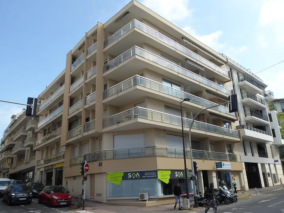 Un immeuble d’habitation avec commerces en rez-de-chaussée, à Antibes