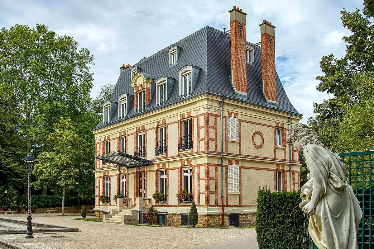 Le château Sarran à Antony, demeure en briques entourée d’un parc
