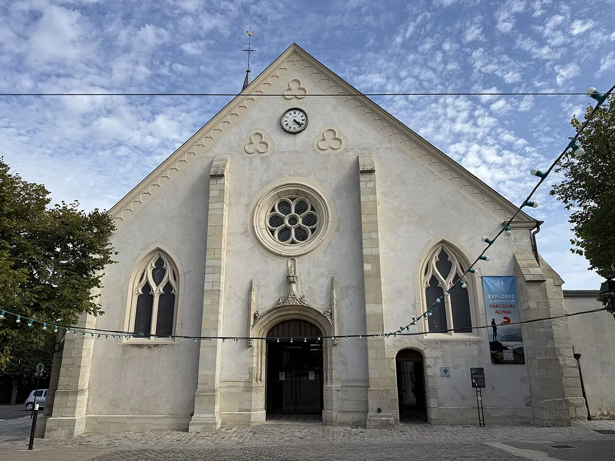 L’église Saint-Saturnin d’Antony, façade en pierre avec rosace
