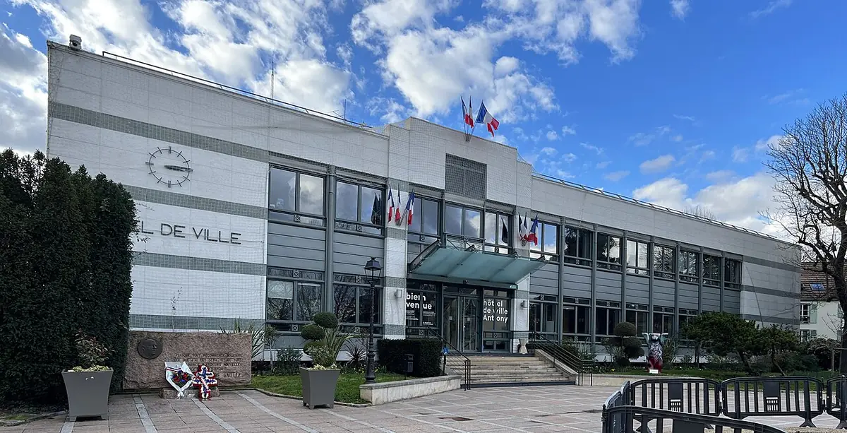 L’hôtel de ville d’Antony, façade avec drapeaux tricolores