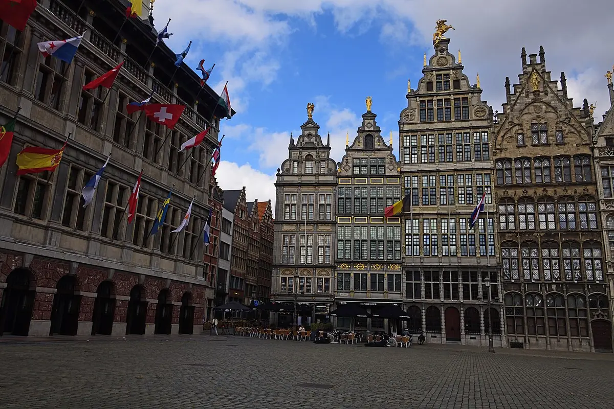 Les façades dorées des maisons de guilde sur la Grote Markt d’Anvers