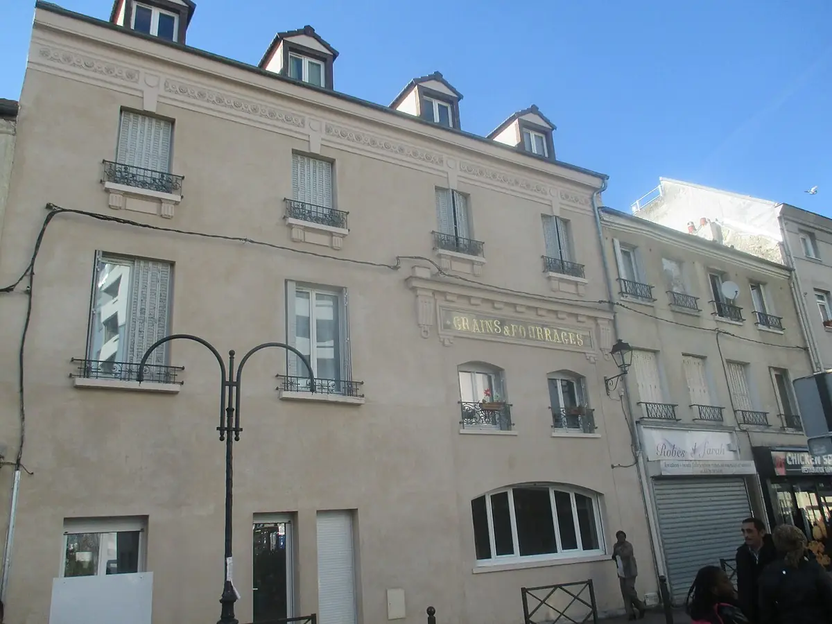 Un immeuble de la rue Paul-Vaillant-Couturier au-dessus de commerces