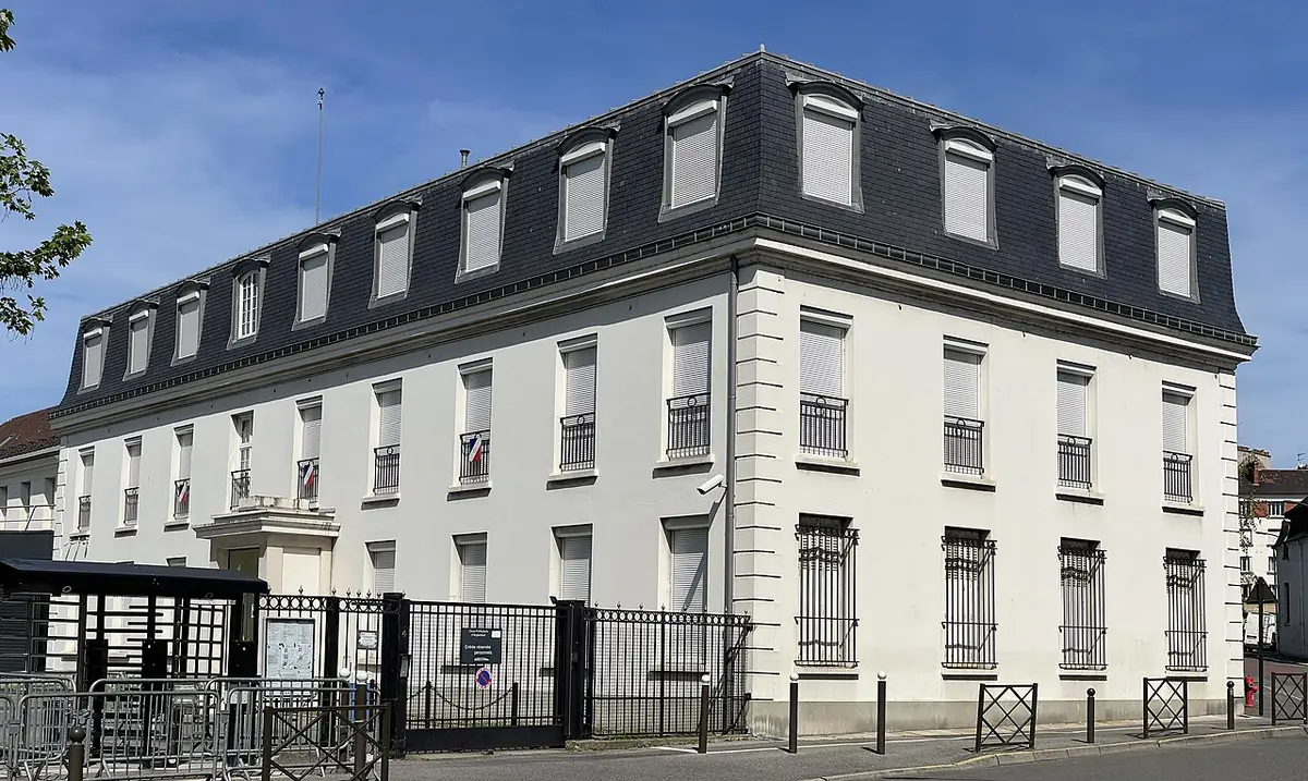 L’Hôtel de la Sous-Préfecture d’Argenteuil, façade blanche derrière ses grilles