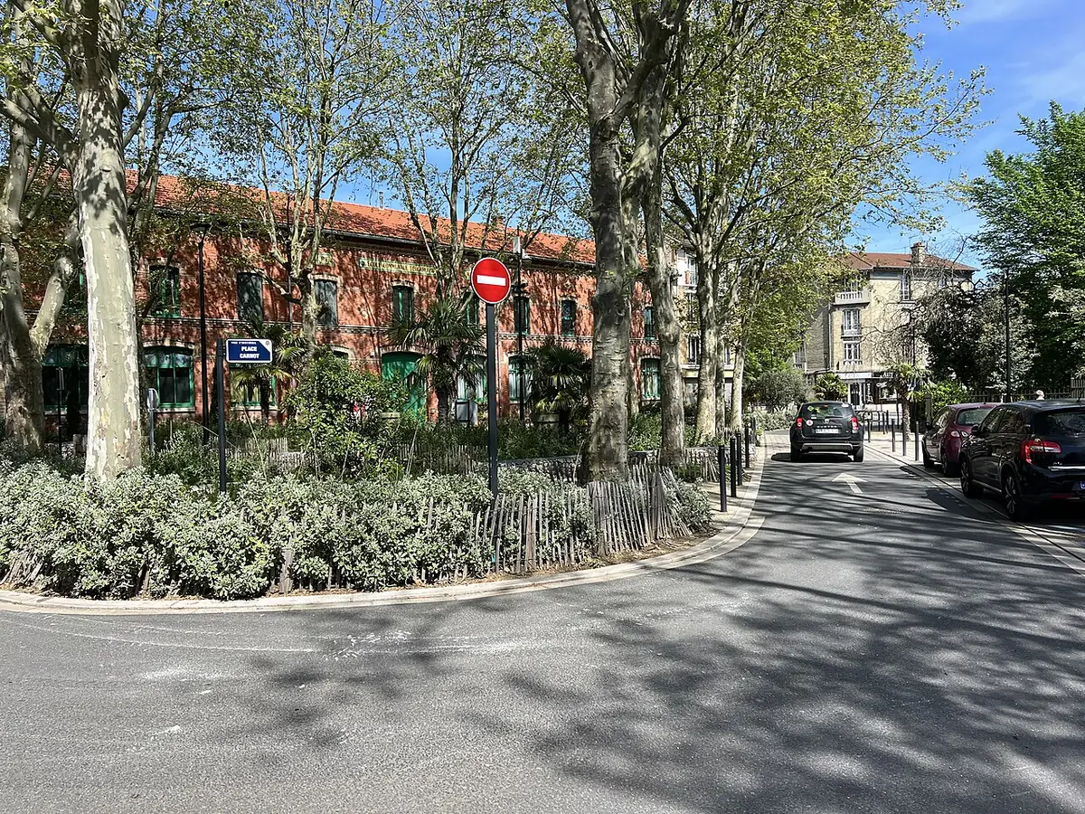 La place Carnot à Argenteuil, bordée d’arbres et de commerces