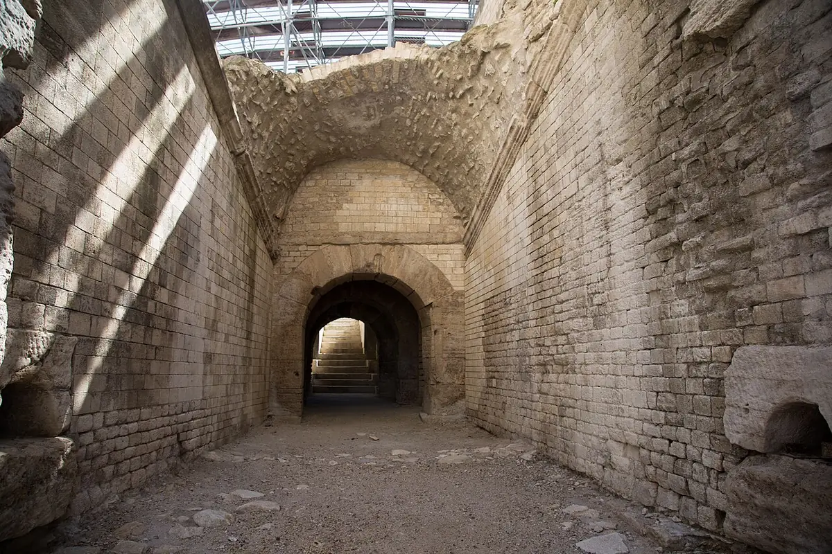 Les arènes d’Arles, amphithéâtre romain sous un ciel bleu