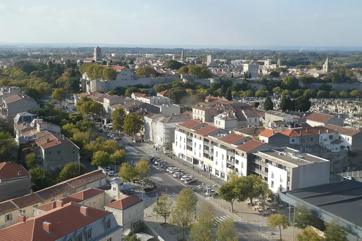 Vue panoramique d’Arles depuis les hauteurs du LUMA, toits et clocher au loin