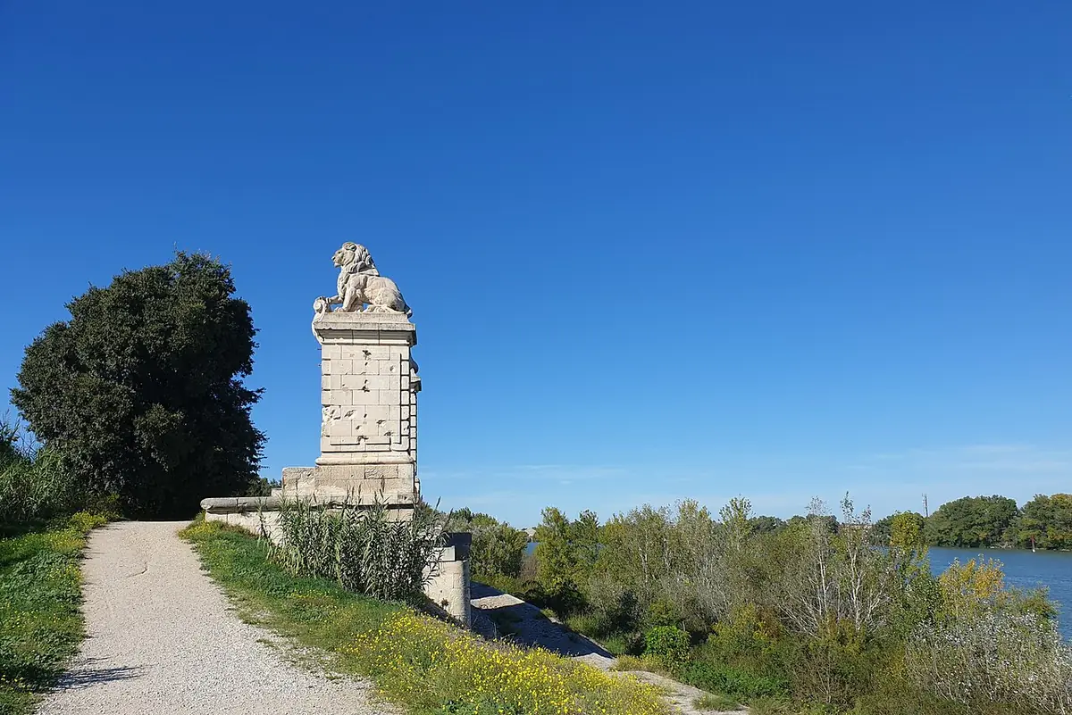 Le monument du pont aux Lions à Arles, colonnes surmontées de lions au bord du Rhône
