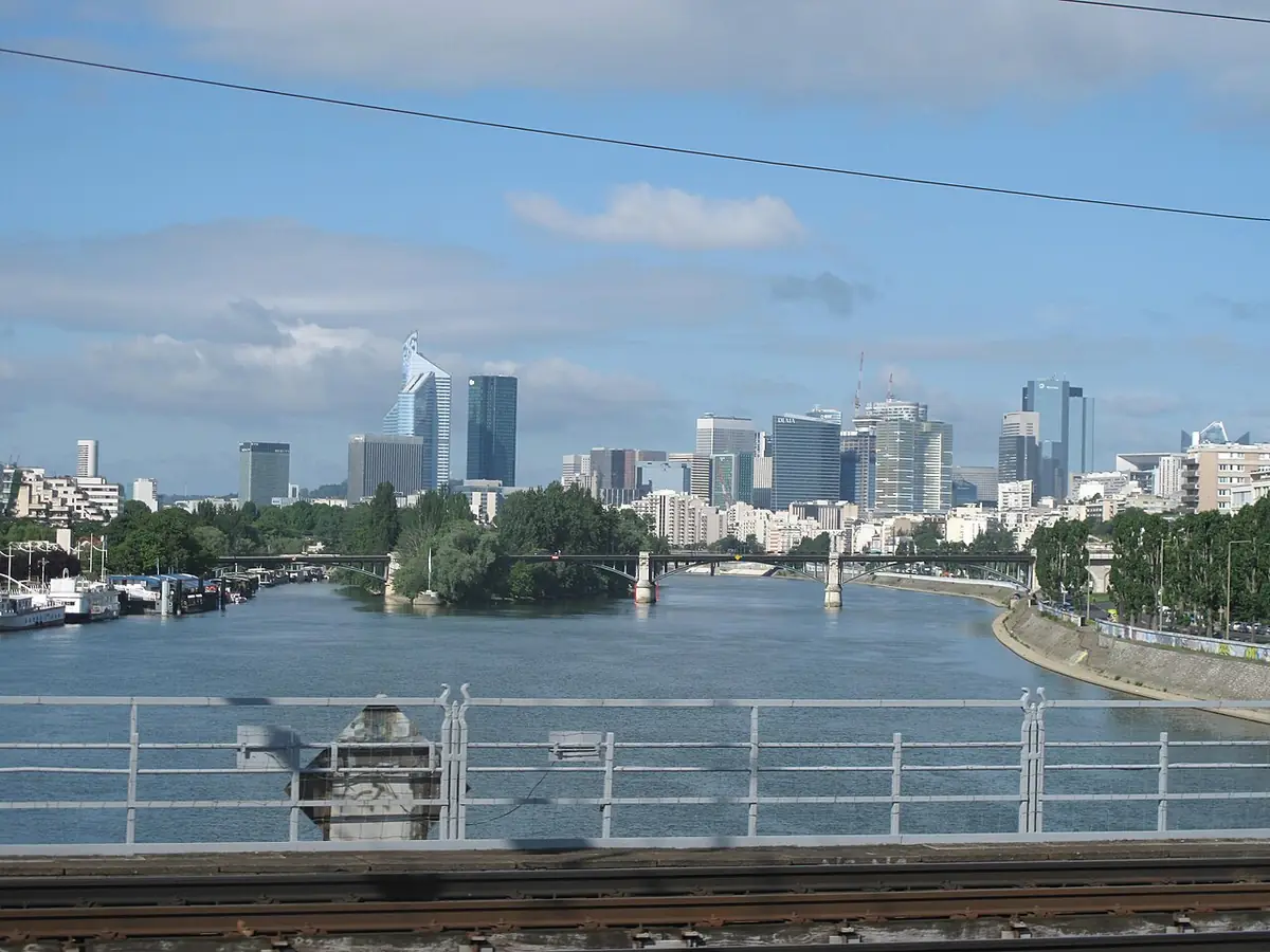 Le quartier de La Défense vu depuis un pont d’Asnières-sur-Seine, au bord de la Seine