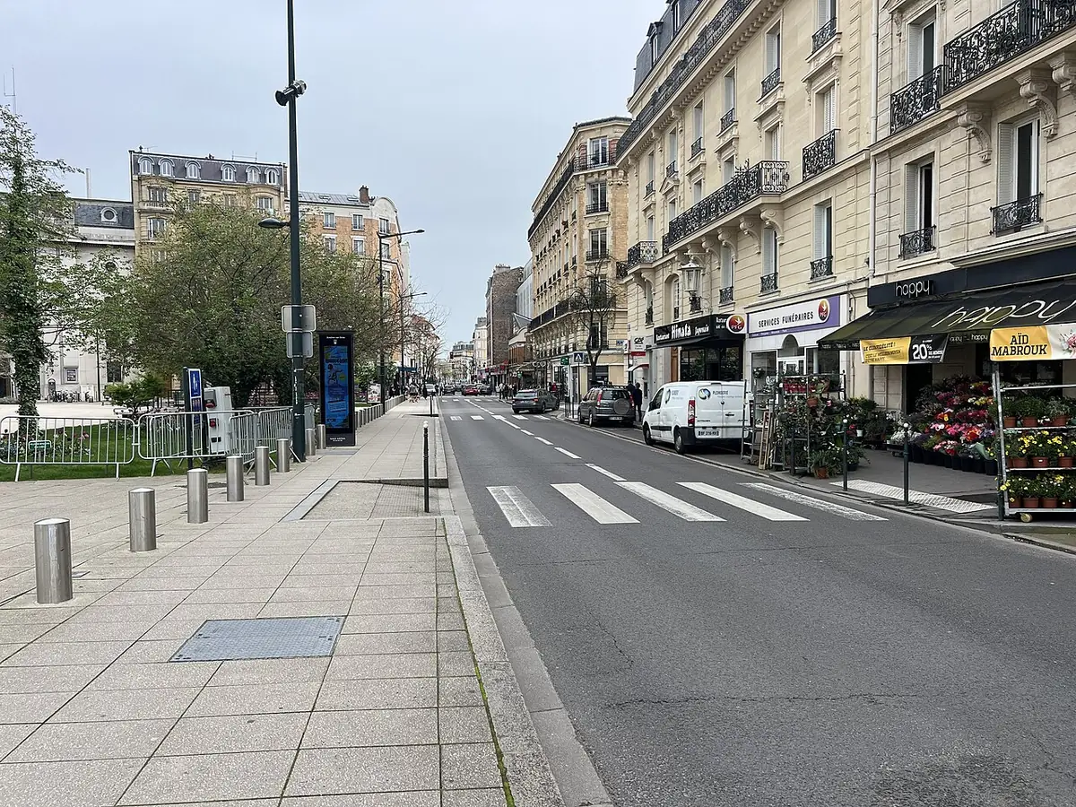 Une rue du centre d’Asnières-sur-Seine, près de la place de l’Hôtel-de-Ville, bordée de commerces