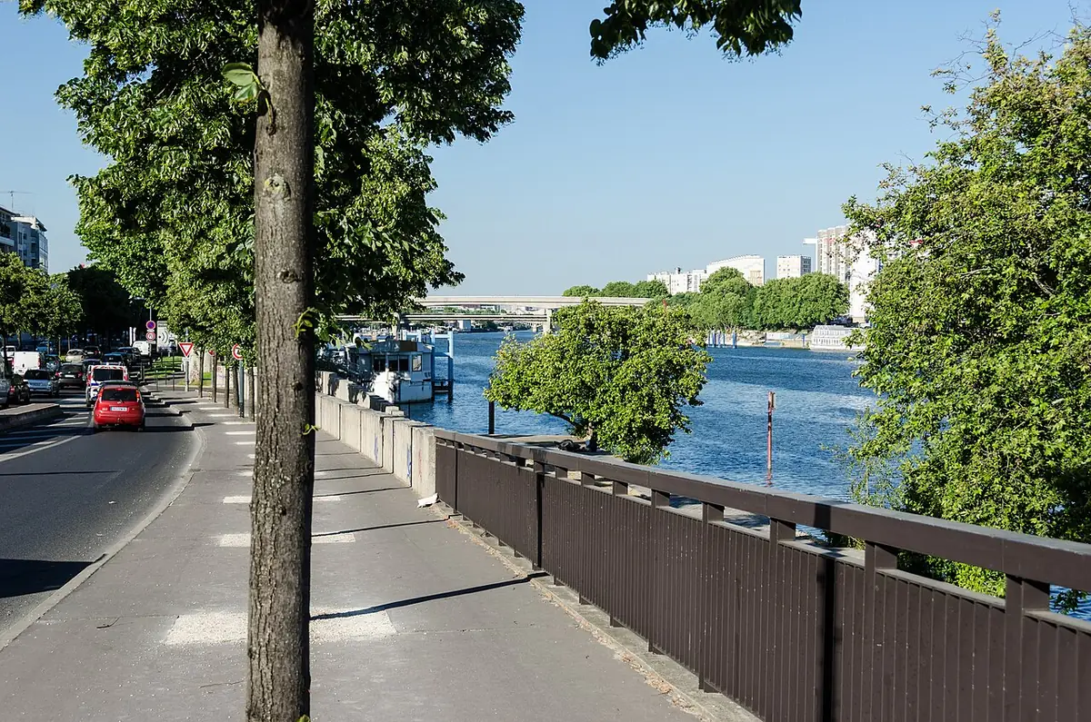 Le quai du Docteur-Dervaux à Asnières-sur-Seine, le long de la Seine