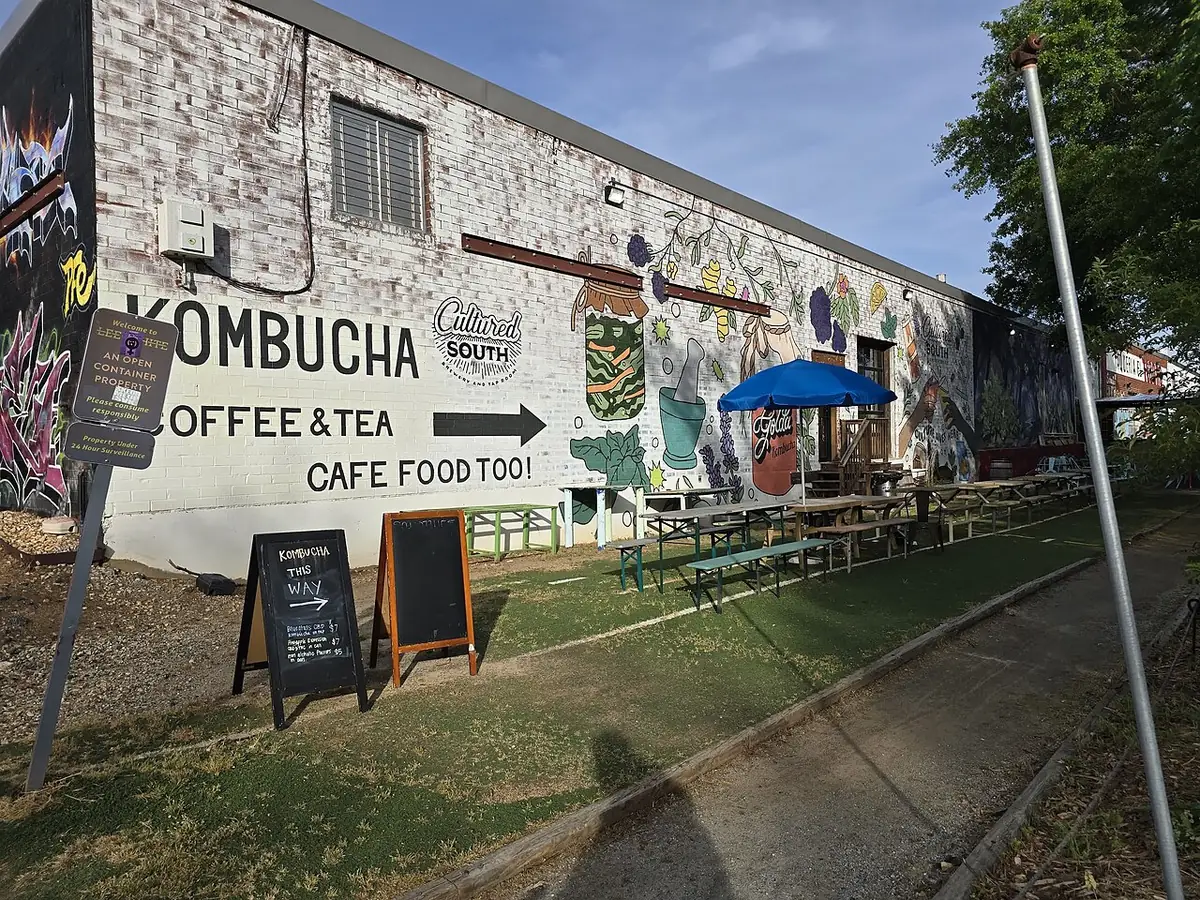 La façade colorée du café Cultured South à Atlanta, avec sa fresque murale
