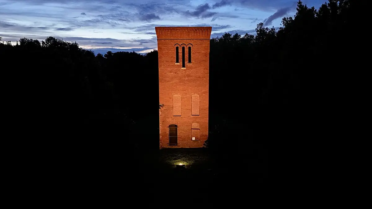 Une tour en briques illuminée la nuit à Atlanta