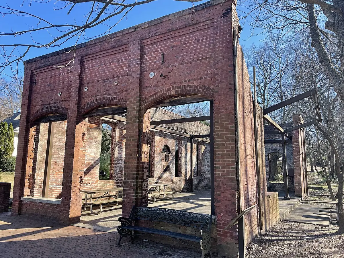 Les vestiges en briques de l’ancien moulin Whittier à Atlanta